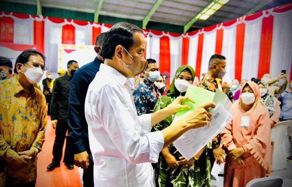 Presiden Jokowi Serahkan Sertifikat Tanah Di Kaltara