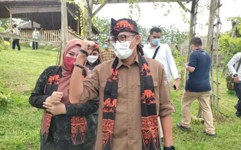 Sandiaga Uno Bertemu Irna Narulita di Tempat Wisata, Ada Apa
