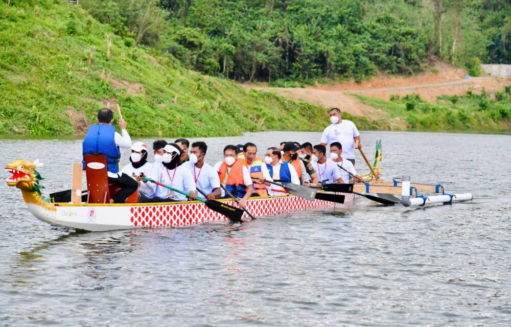 Viral...!Presiden Dayung Perahu Naga Bersama Para Menteri