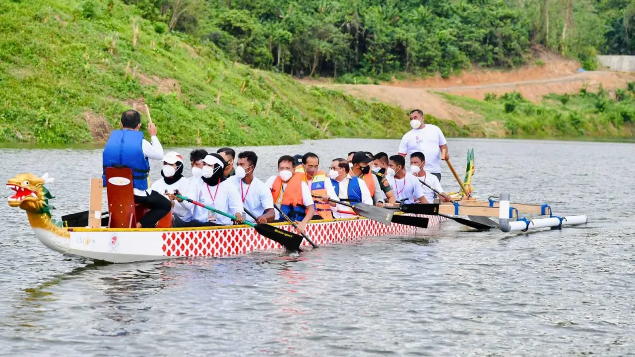 VIRAL…Presiden Dayung Perahu Naga Bersama Para Menteri