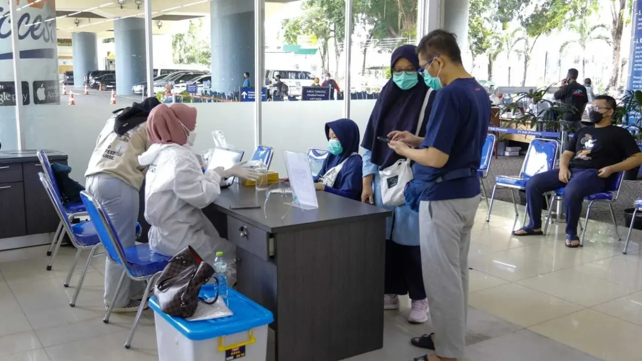 MANTAP…Stasiun Bekasi Layani Tes PCR Penumpang Anak Saat Nataru