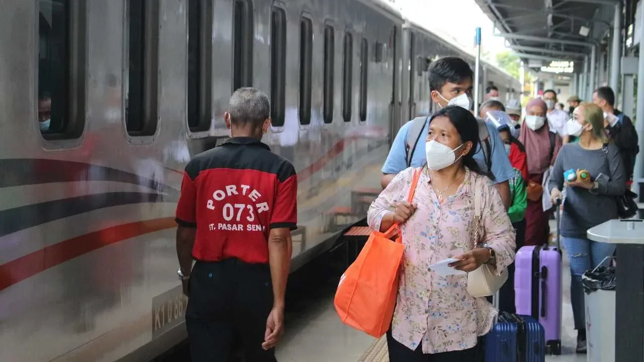 NGERIH…Penumpang Kereta di Pasar Senen Wajib Penuhi Persyaratan Kesehatan