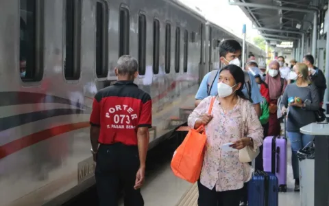 NGERIH…Penumpang Kereta di Pasar Senen Wajib Penuhi Persyaratan Kesehatan