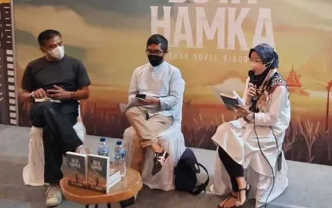 Di Novel Buya Hamka, A Fuadi Angkat Kisah Hamka dengan Bung Karno dan Haji Rasul