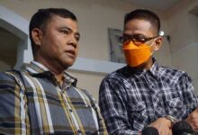 Ayah Vanessa Angel, Doddy Sudrajat (Kanan) Memberikan Keterangan Pada Media, Di Rumah Duka, Di Kembangan, Jakarta Barat, Kamis (4/11). Foto: Jamal Ramadhan/Kumparan