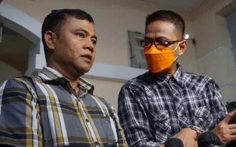 Ayah Vanessa Angel, Doddy Sudrajat (kanan) memberikan keterangan pada media, di rumah duka, di Kembangan, Jakarta Barat, Kamis (4/11). Foto: Jamal Ramadhan/kumparan
