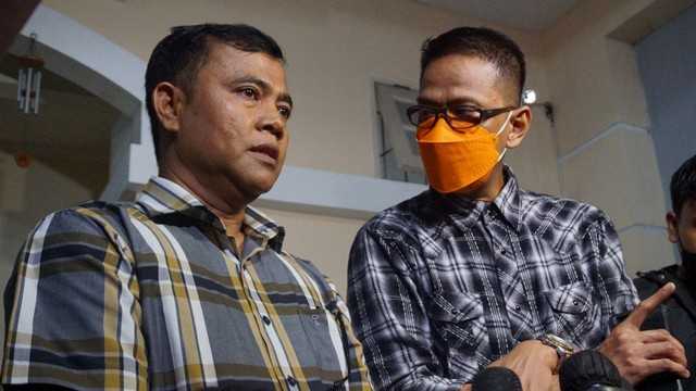 Ayah Vanessa Angel, Doddy Sudrajat (Kanan) Memberikan Keterangan Pada Media, Di Rumah Duka, Di Kembangan, Jakarta Barat, Kamis (4/11). Foto: Jamal Ramadhan/Kumparan