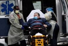 Sejumlah Warga Di Sekitar Rumah Sakit Mount Sinai Di Manhattan, New York City, Amerika Serikat, Memberikan Dukungan Terhadap Petugas Medis, Senin (13/4) Foto: Reuters/Mike Segar