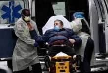 Sejumlah warga di sekitar Rumah Sakit Mount Sinai di Manhattan, New York City, Amerika Serikat, memberikan dukungan terhadap petugas medis, Senin (13/4) Foto: Reuters/Mike Segar