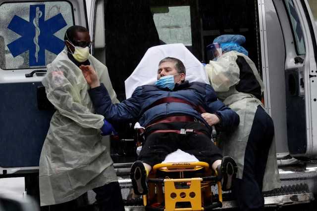Sejumlah Warga Di Sekitar Rumah Sakit Mount Sinai Di Manhattan, New York City, Amerika Serikat, Memberikan Dukungan Terhadap Petugas Medis, Senin (13/4) Foto: Reuters/Mike Segar