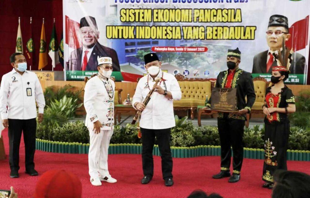 Rektor Upr Berikan Lanyalla Mandau, Ada Apa