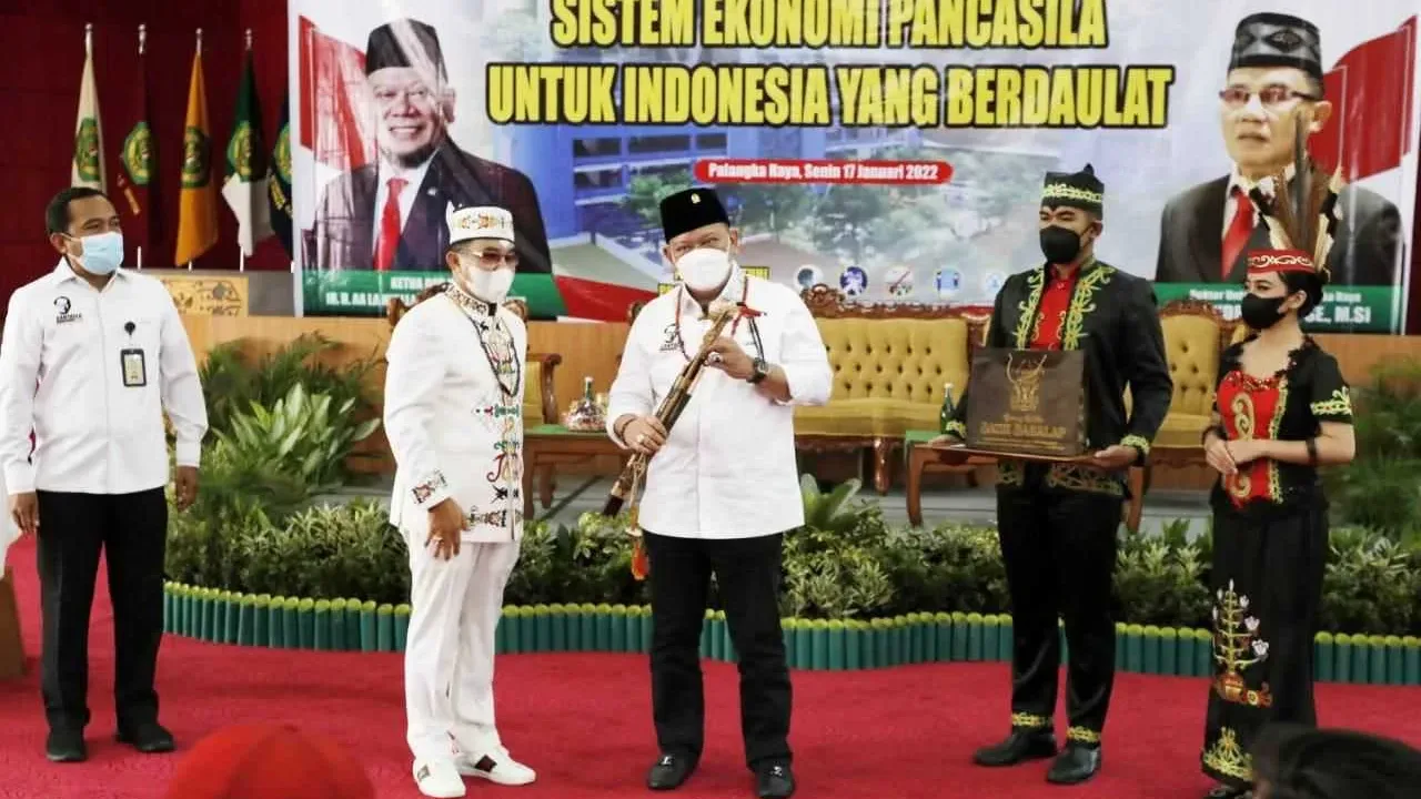 Rektor UPR Berikan LaNyalla Mandau, Ada Apa