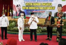 Rektor Upr Berikan Lanyalla Mandau, Ada Apa