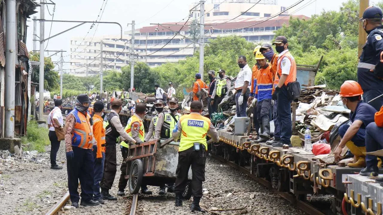 Daop 1 Jakarta Tertibkan 137 Bangunan Liar di Stasiun Angke – Kampung Bandan