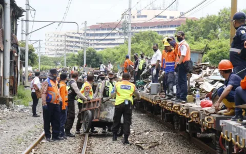 Daop 1 Jakarta Tertibkan 137 Bangunan Liar di Stasiun Angke – Kampung Bandan