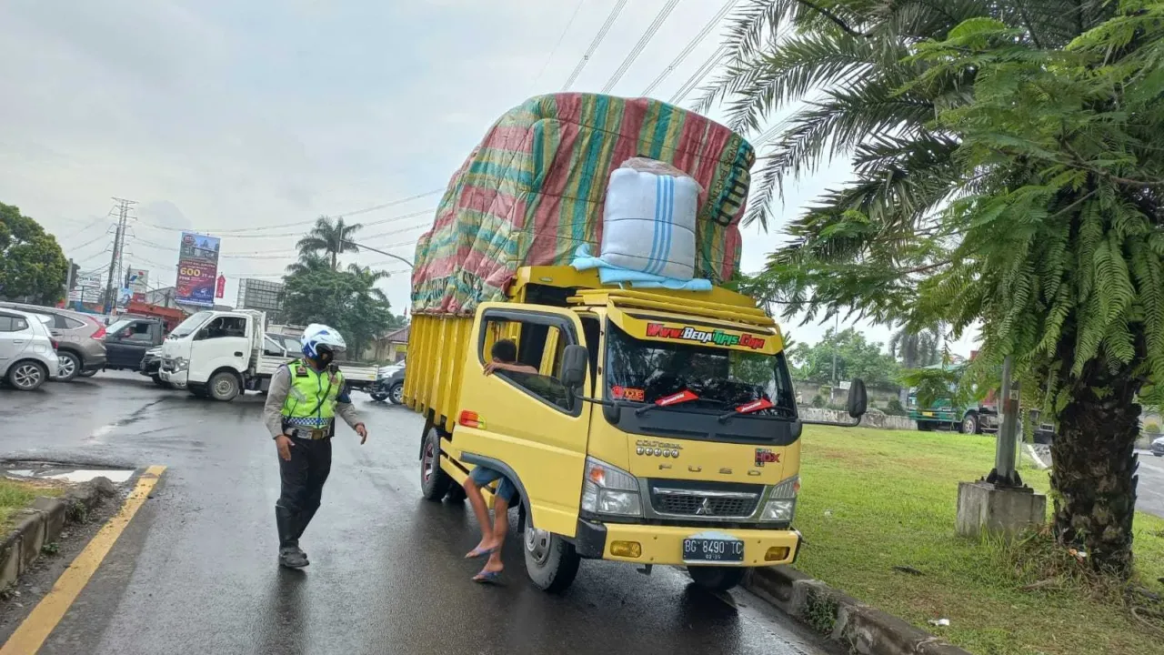 Satlantas Polresta Tangerang Tilang 30 Truk ODOL