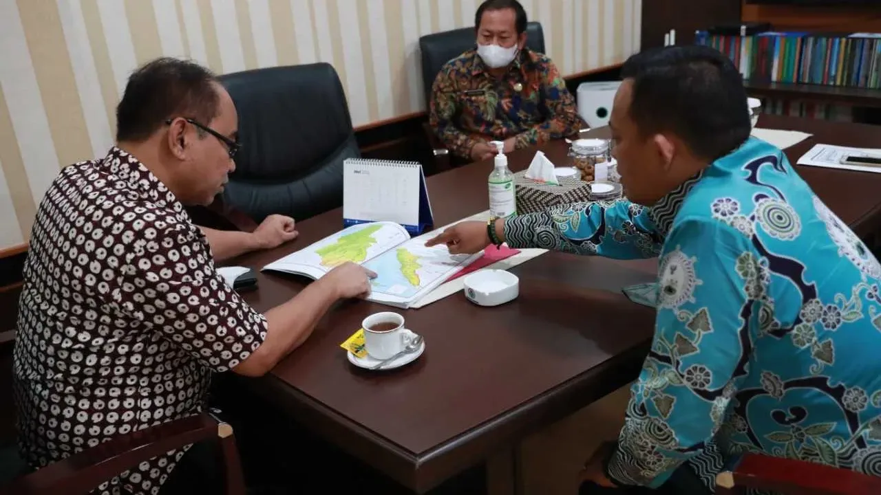 Wamen PDTT Bahas Pembangunan Jalan dan Jembatan Berama Bupati Seluma