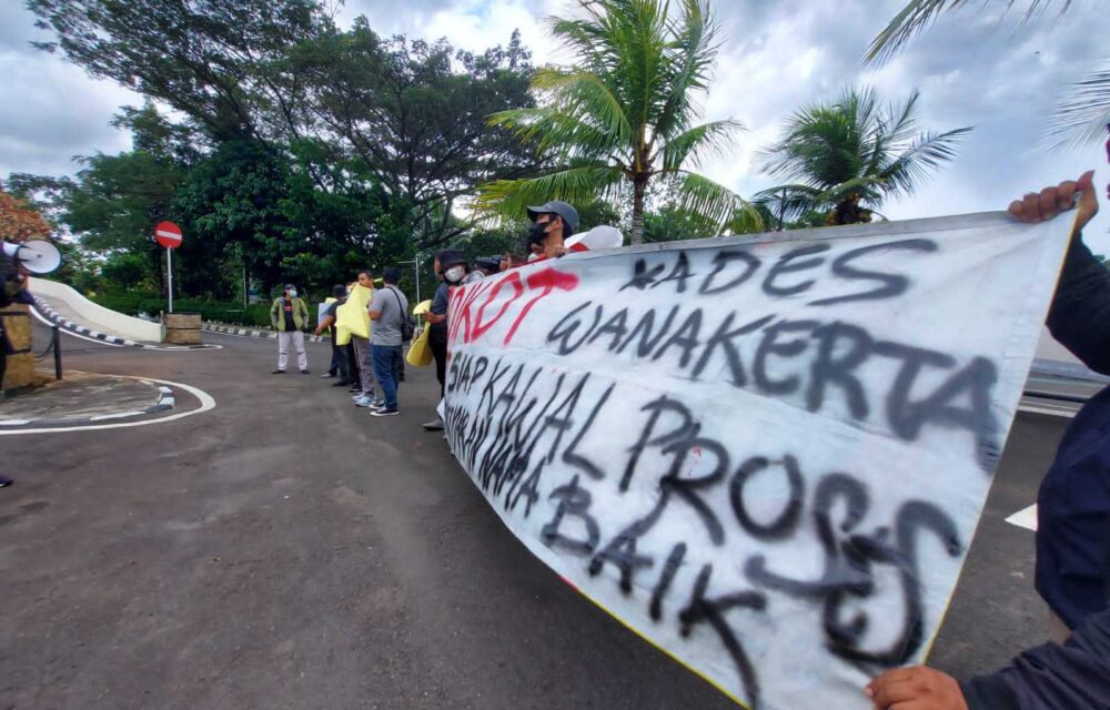 Wartawan Dilecehkan Kades Wanakerta, Pjpt Demo Di Pemkab Tangerang
