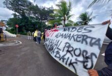 Wartawan Dilecehkan Kades Wanakerta, Pjpt Demo Di Pemkab Tangerang