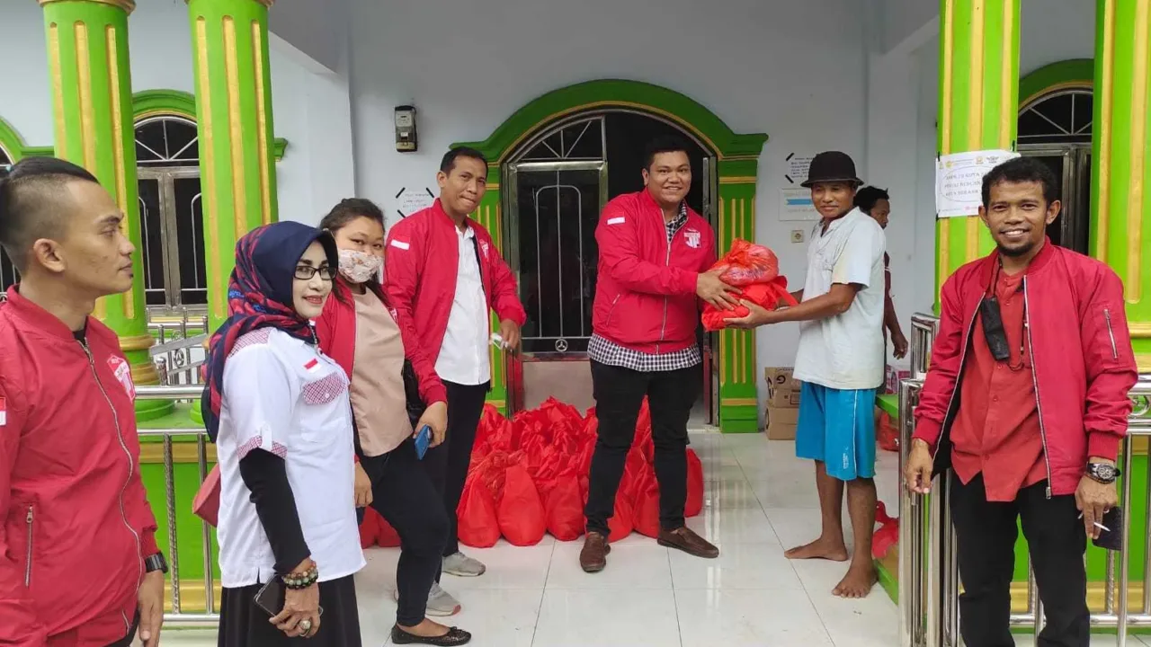 Bara JP Banten Bagikan 500 Paket Sembako ke Korban Banjir di Kota Serang