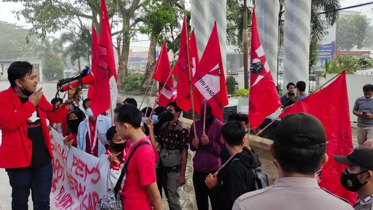 GMNI Pandeglang Gruduk DPRD Tanya Jaka Mantul
