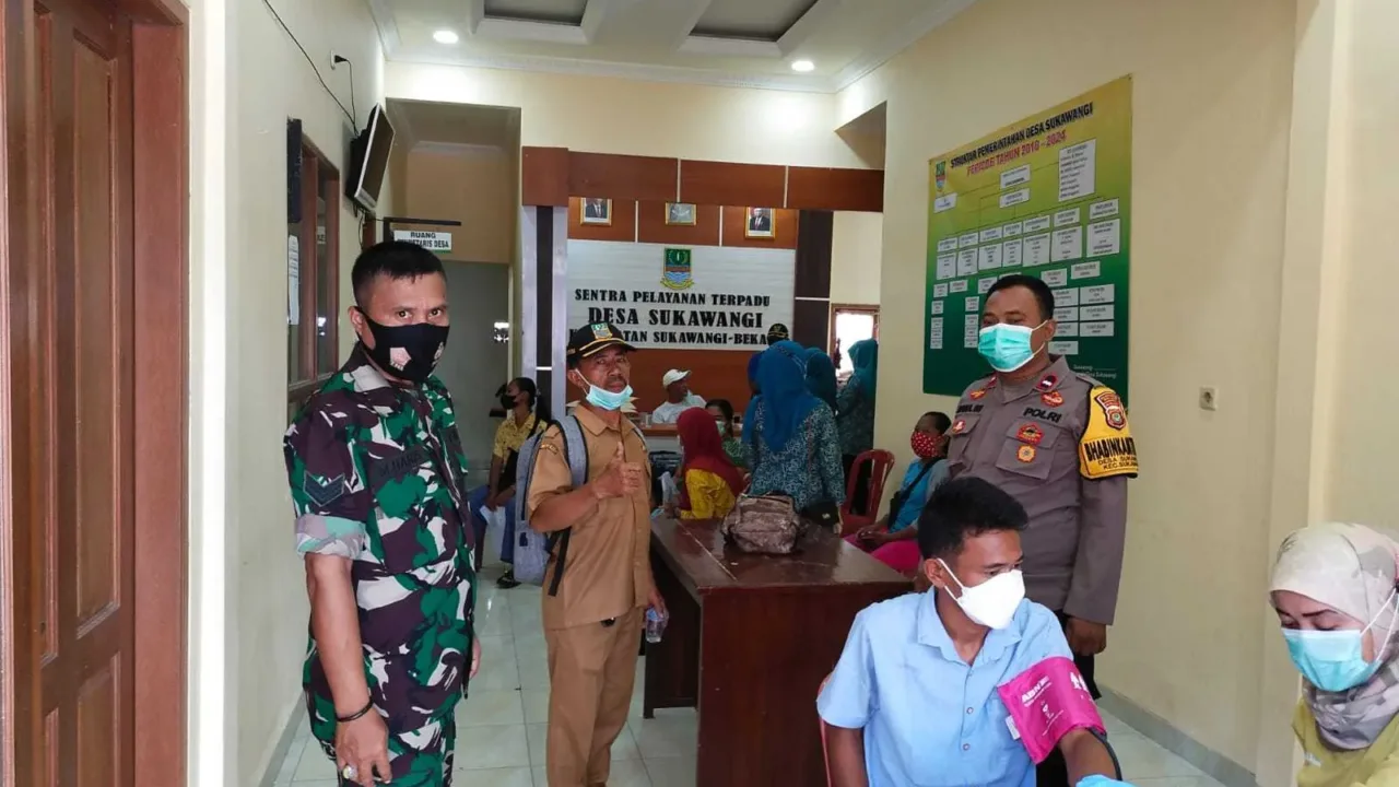 Kawal Kegiatan Vaksin Booster Tahap Ketiga,Babinsa Desa Sukawangi Bersama Bimaspol