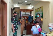 Kawal Kegiatan Vaksin Booster Tahap Ketiga,Babinsa Desa Sukawangi Bersama Bimaspol