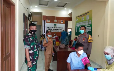 Kawal Kegiatan Vaksin Booster Tahap Ketiga,Babinsa Desa Sukawangi Bersama Bimaspol