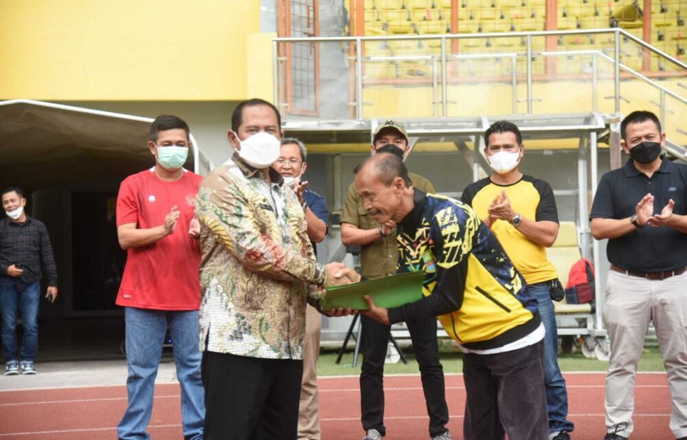 Plt Bupati Bekasi Lepas Keberangakatan Tim Sepak Bola U-17 Ke Jawa Timur