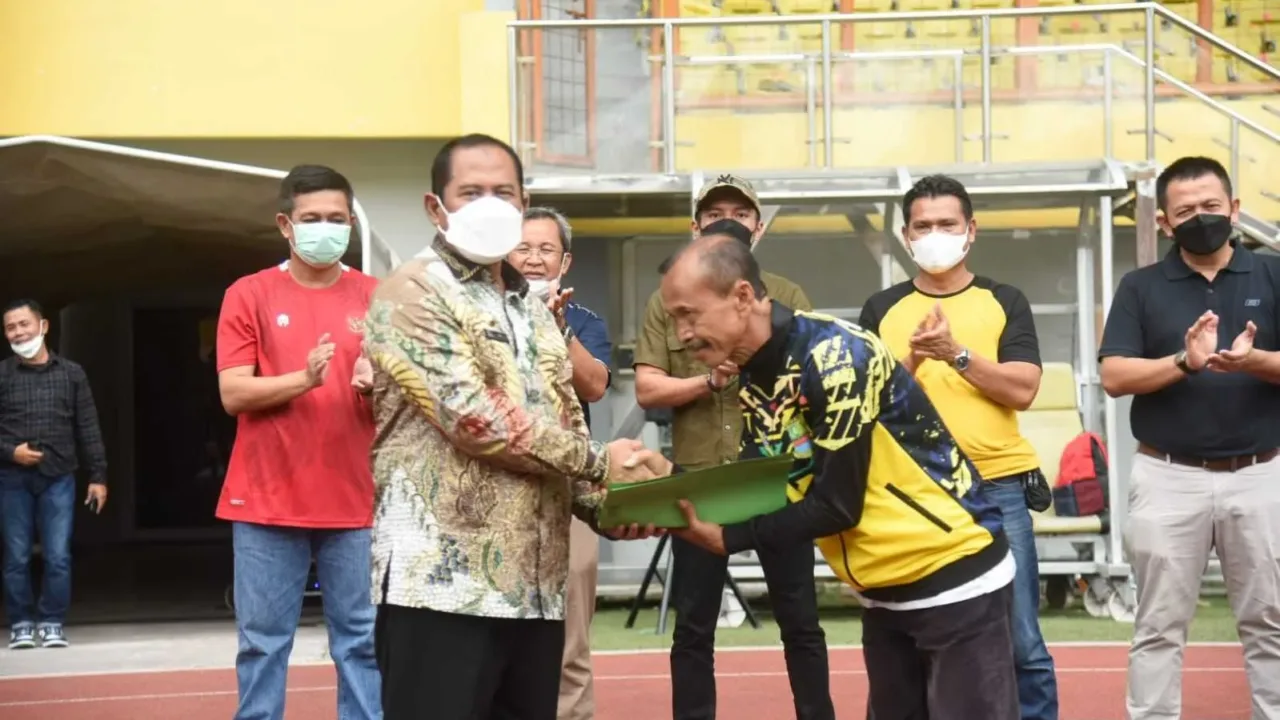 Plt Bupati Bekasi Lepas Keberangakatan Tim Sepak Bola U-17 Ke Jawa Timur
