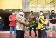 Plt Bupati Bekasi Lepas Keberangakatan Tim Sepak Bola U-17 Ke Jawa Timur