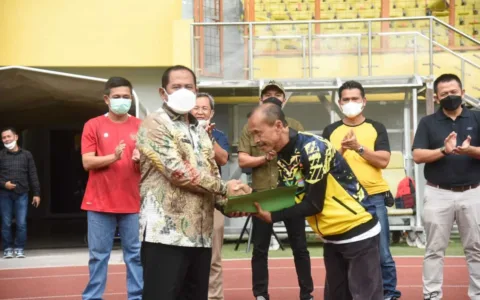 Plt Bupati Bekasi Lepas Keberangakatan Tim Sepak Bola U-17 Ke Jawa Timur