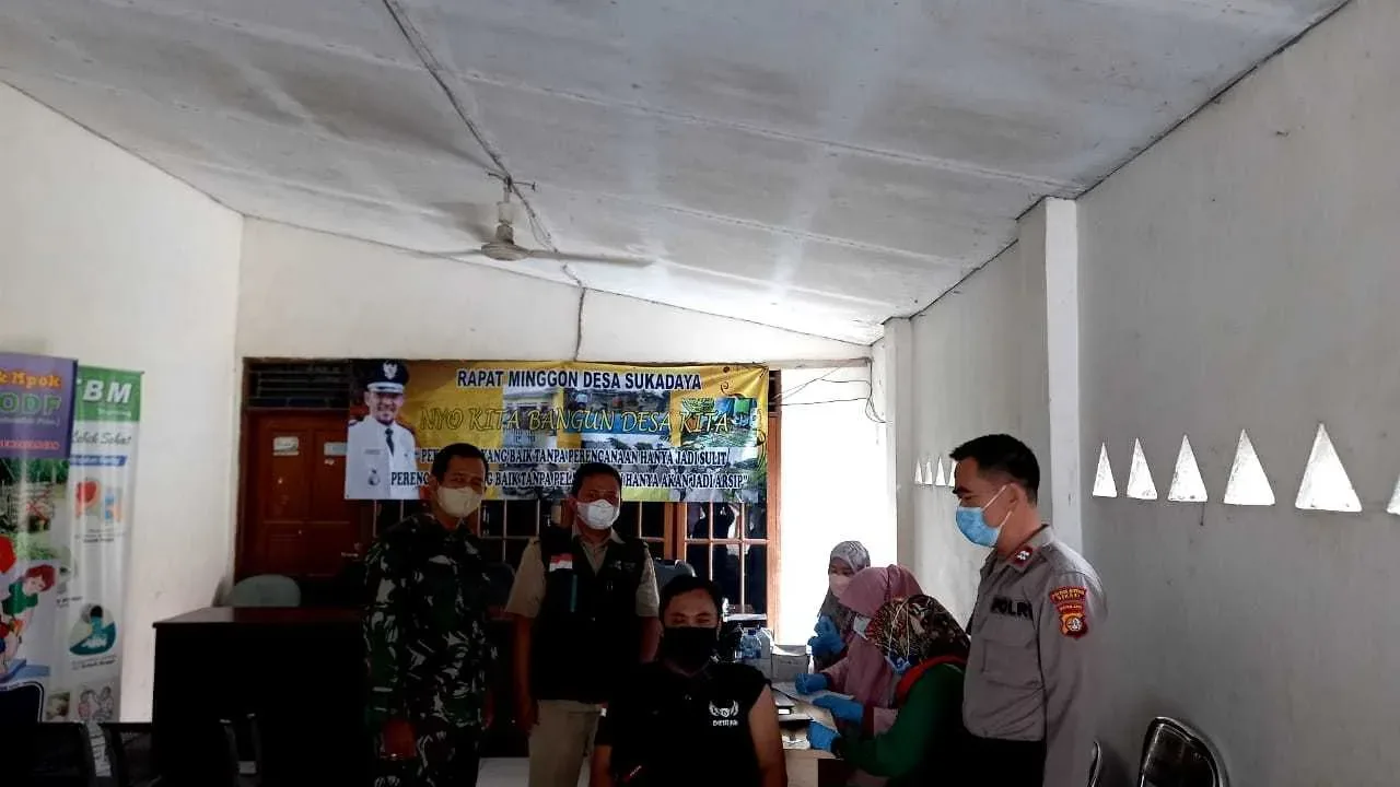 Polsek Tambelang Monitoring Vaksinasi Covid -19