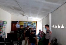 Polsek Tambelang Monitoring Vaksinasi Covid -19