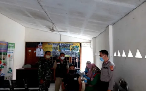 Polsek Tambelang Monitoring Vaksinasi Covid -19