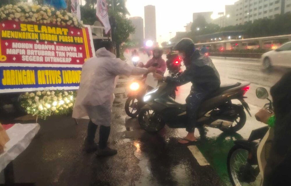 Bagikan Takjil Di Dpr, Mahasiswa Doakan Agar Mafia Tanah Ditangkap