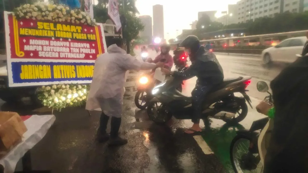 Bagikan Takjil di DPR, Mahasiswa Doakan Agar Mafia Tanah Ditangkap