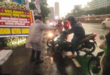 Bagikan Takjil Di Dpr, Mahasiswa Doakan Agar Mafia Tanah Ditangkap