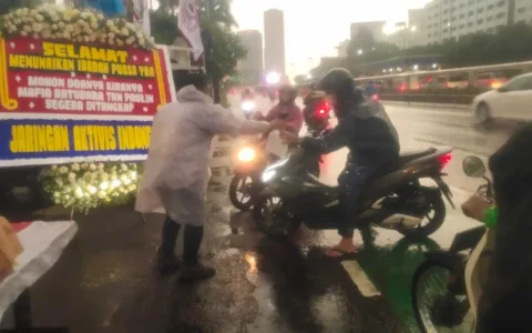 Bagikan Takjil di DPR, Mahasiswa Doakan Agar Mafia Tanah Ditangkap