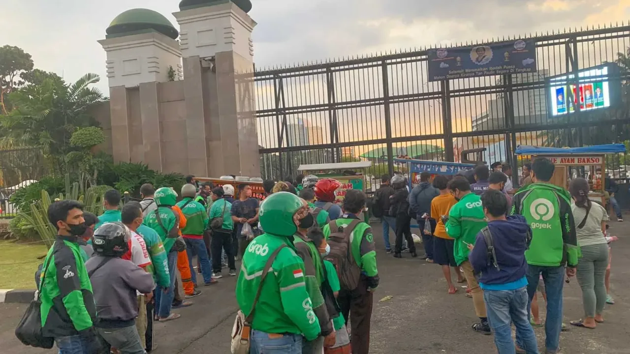 Ajak UMKM, Mahasiswa Berdoa Agar Ratu Koridor Ditangkap