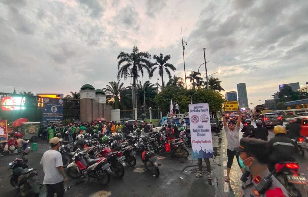 Desak Ratu Koridor Ditangkap, Mahasiswa Kembali Bagikan Takjil Di Dpr