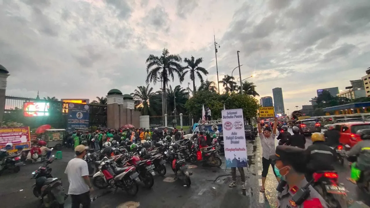 Desak Ratu Koridor Ditangkap, Mahasiswa Kembali Bagikan Takjil di DPR
