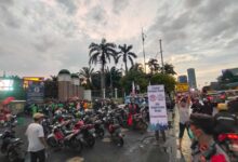 Desak Ratu Koridor Ditangkap, Mahasiswa Kembali Bagikan Takjil Di Dpr