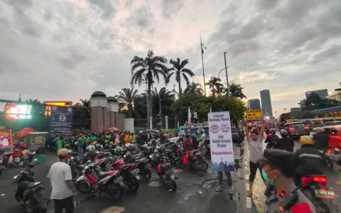 Desak Ratu Koridor Ditangkap, Mahasiswa Kembali Bagikan Takjil di DPR