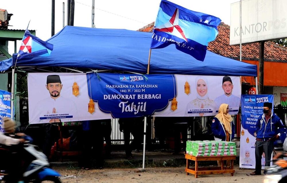 Relawan Ahy Di Kabupaten Serang Bagikan Takjil Dan Doorprize