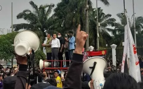 Saat Demo, Sufmi Dasco Pilih Diam Terkait Ratu Koridor