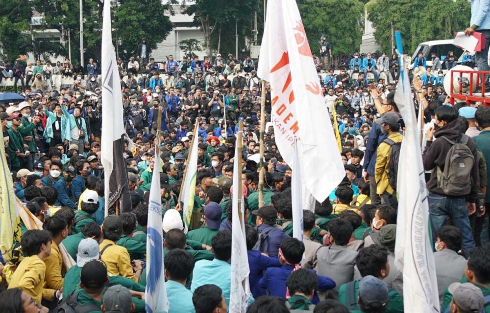 Polisi Bubarkan Demo 11 April 2022, Berujung Ricuh
