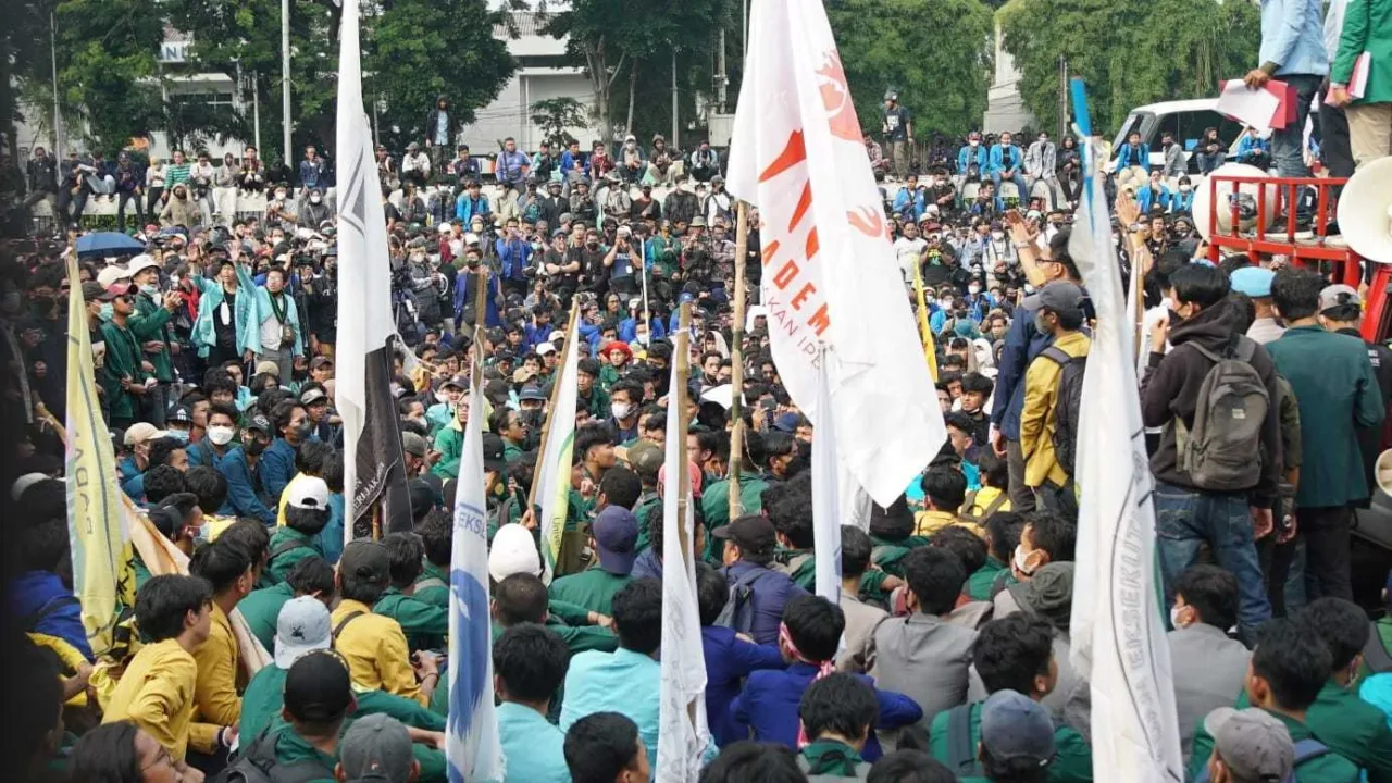 Polisi Bubarkan Demo 11 April 2022, Berujung Ricuh