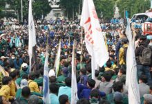 Polisi Bubarkan Demo 11 April 2022, Berujung Ricuh