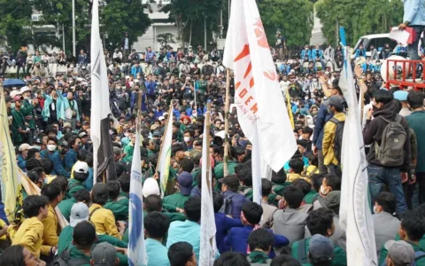 Polisi Bubarkan Demo 11 April 2022, Berujung Ricuh